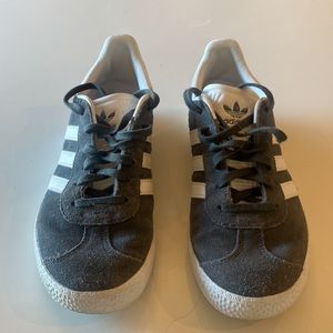 Adidas Gazelle. Size 5.5. Dgh Solid Grey / White / Gold Metallic.